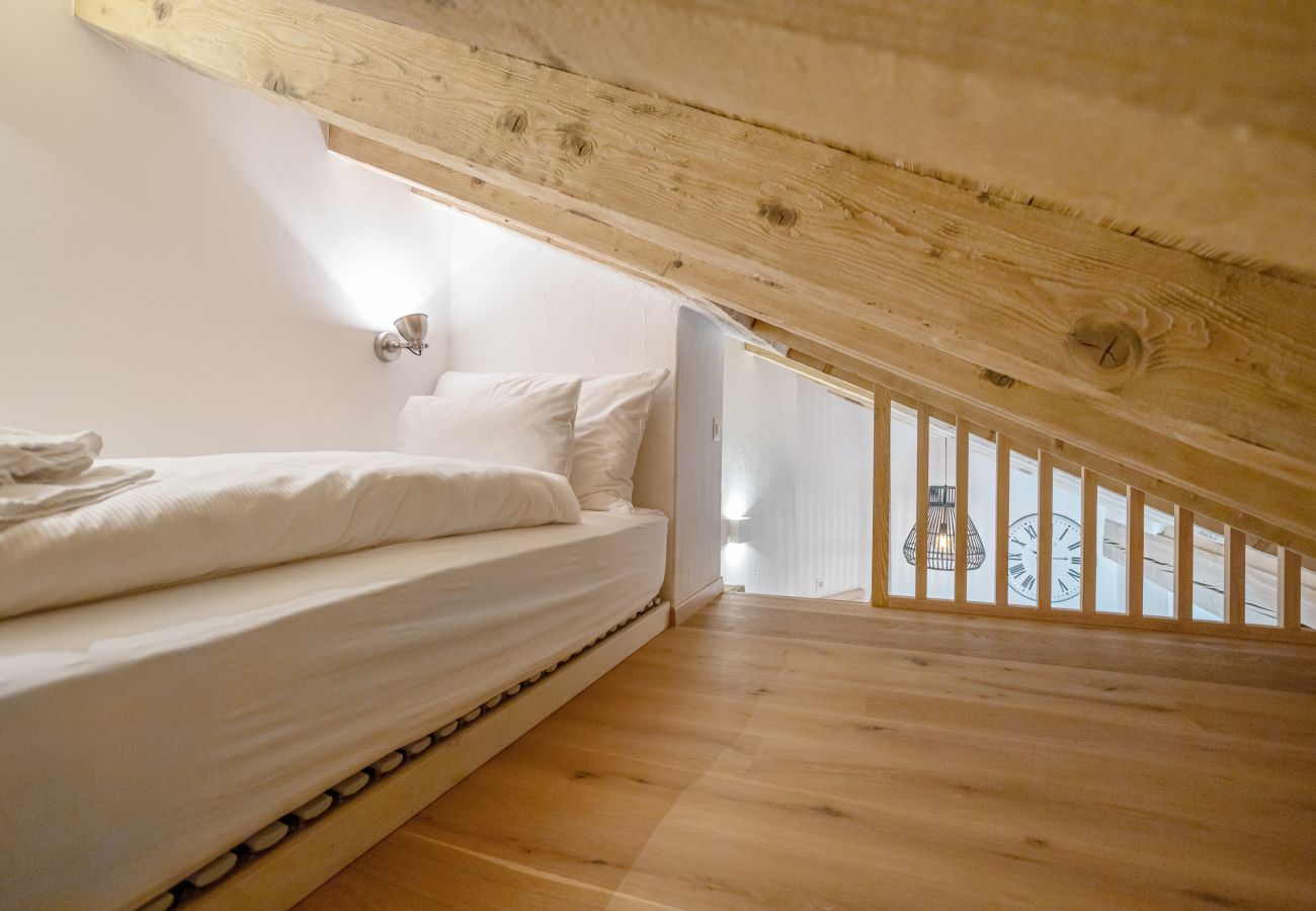 On the gallery there are 2 children's beds with high-quality hotel mattresses for good sleeping comfort.