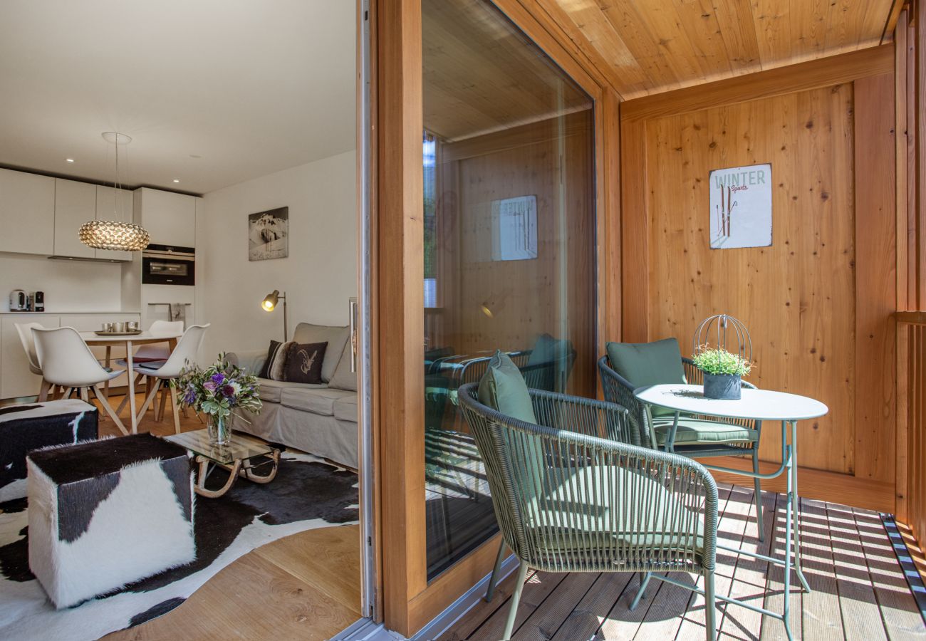 Directly from the living room to the balcony. The large sliding door brings the fresh mountain air into the living room