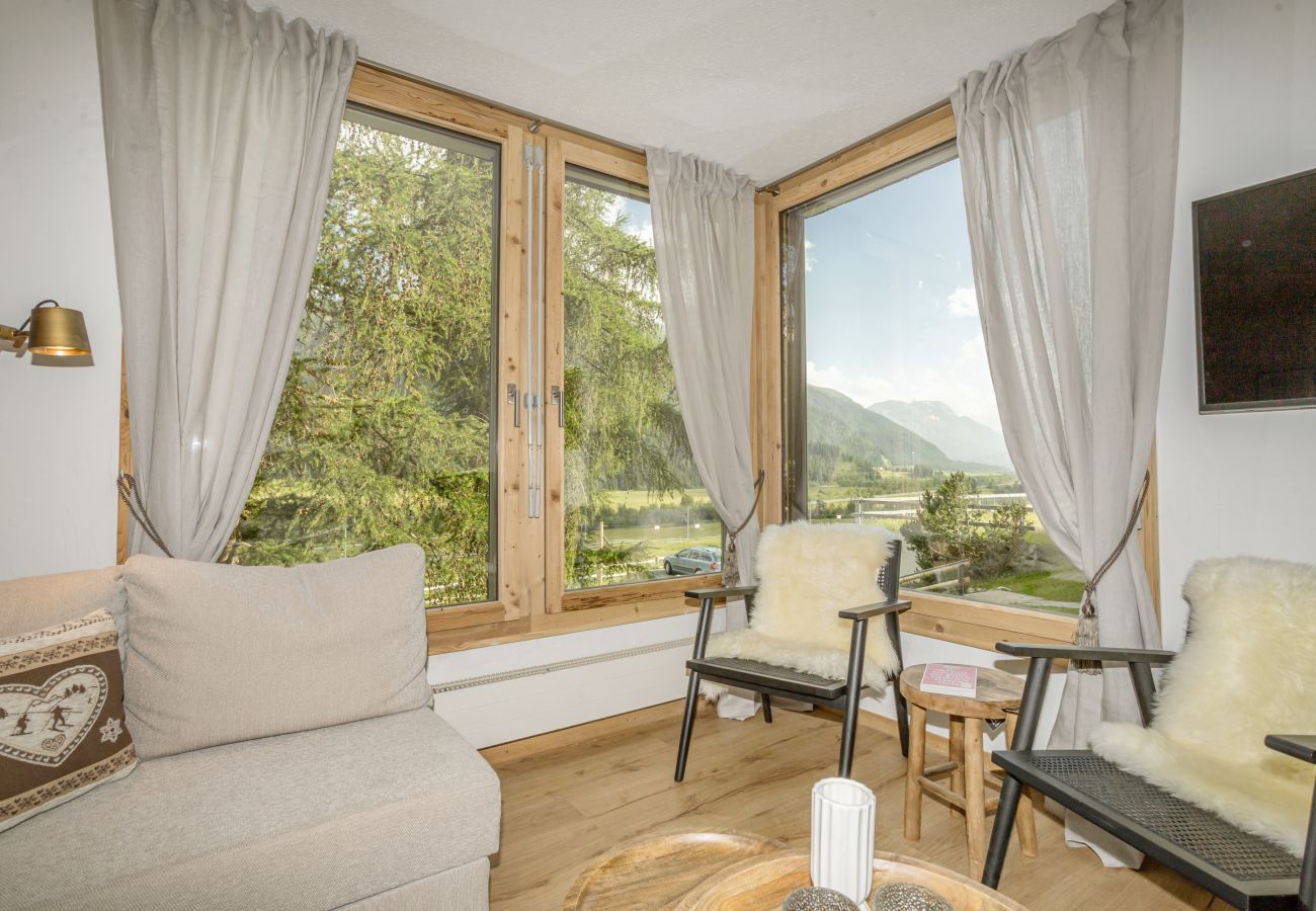 Ferienwohnung in La Punt-Chamues-ch - Chesa Carina 2 - Heimelige Wohnung mit Cheminée und Panoramafenster
